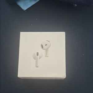 Apple AirPods in Classic White Gen 4 ANC